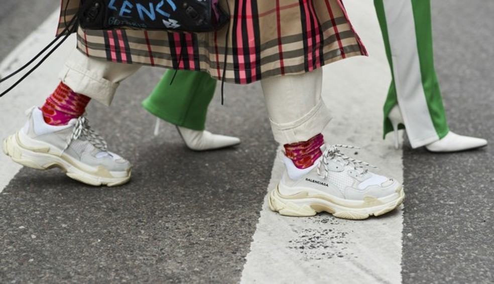 O tênis lancha fica ainda mais polêmico com a meia colorida (Foto: Imaxtree) — Foto: Glamour