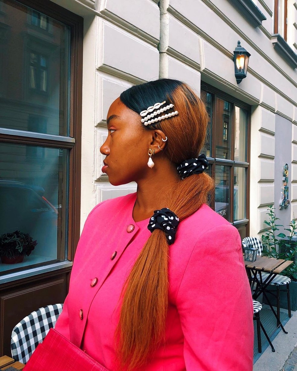 7 penteados com scrunchie (Foto: Reprodução/ Instagram @nnennaechem) — Foto: Glamour