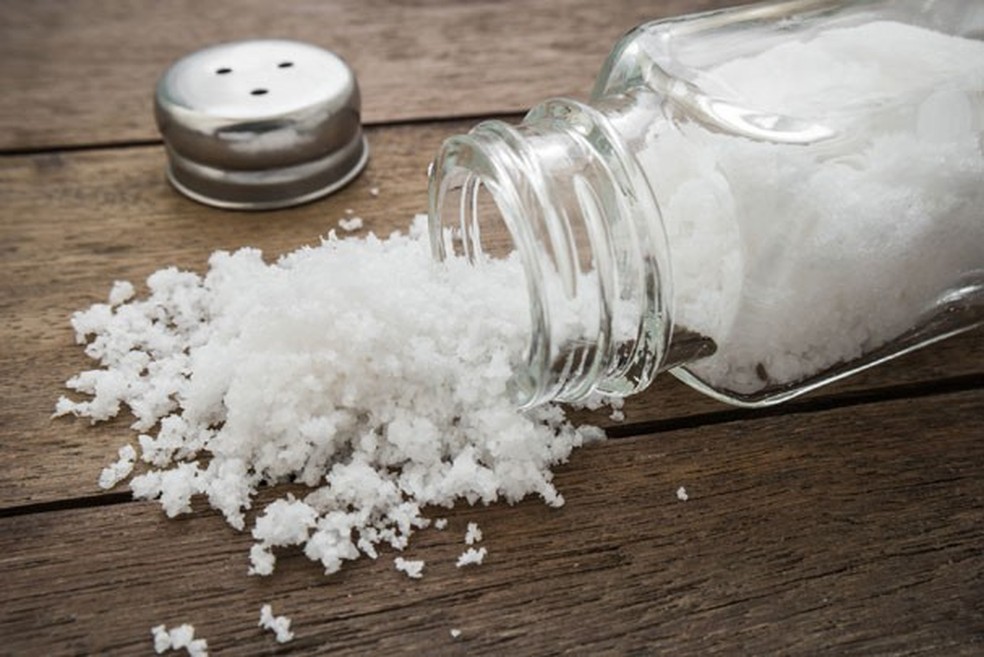 Entenda o motivo pelo qual a quantidade de sódio (presente no sal) em alimentos industrializados causa problemas em nosso organismo (Foto: Thinkstock) — Foto: Glamour