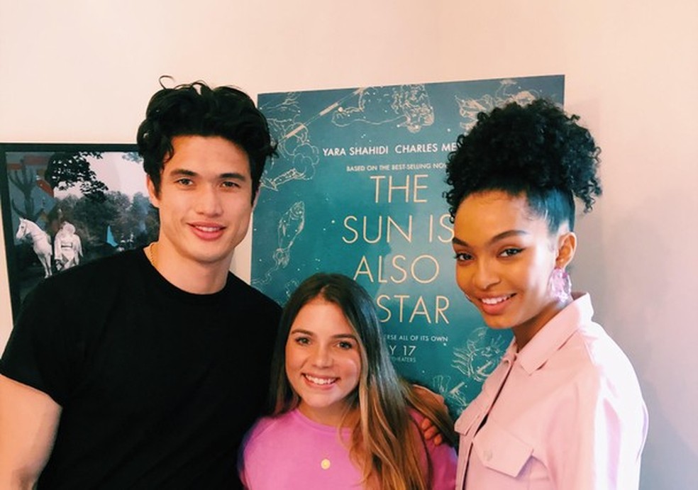 Charles Melton, Mari Nogueira e Yara Shahidi durante entrevista em NYC (Foto: Mari Nogueira) — Foto: Glamour