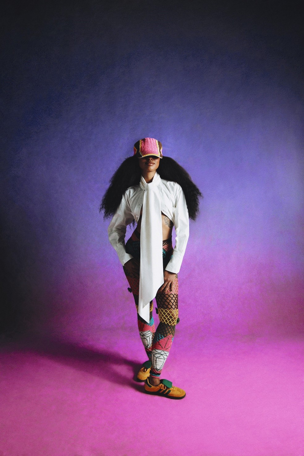 Camisa, Reptilia; calça, O Estilista (vintage); tênis, adidas; boné, SBNSM — Foto: Glamour Brasil | Fotos Fernanda Pompermayer | Styling Sanny Elias