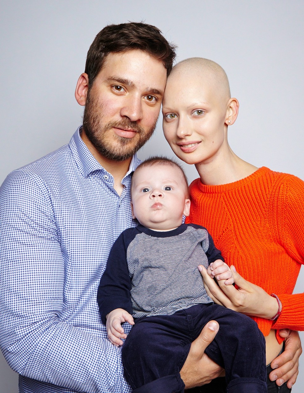 Elizaveta Bulokhova, o marido Roman Troubetskoi e o filho Valentin. (Foto: Manolo Ceron) — Foto: Glamour
