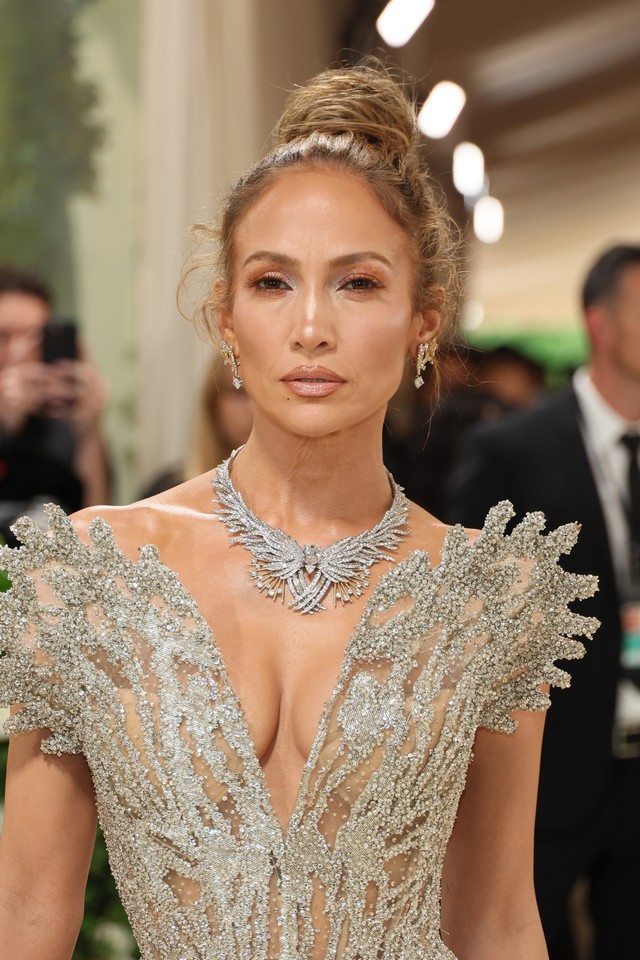 Met Gala 2024 Jennifer Lopez rouba a cena na chegada do evento com