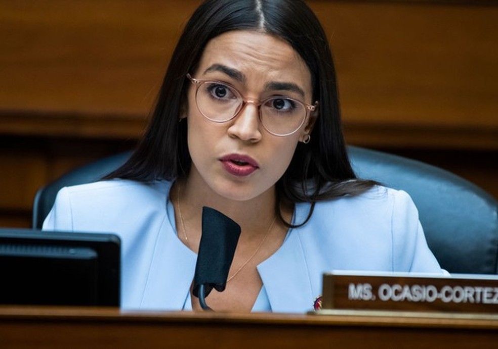 WASHINGTON, DC - AUGUST 24: Rep. Alexandria Ocasio-Cortez (D-NY) questions Postmaster General Louis DeJoy during a hearing before the House Oversight and Reform Committee on August 24, 2020 in Washington, DC. The committee is holding a hearing on "Protect (Foto: Getty Images) — Foto: Glamour