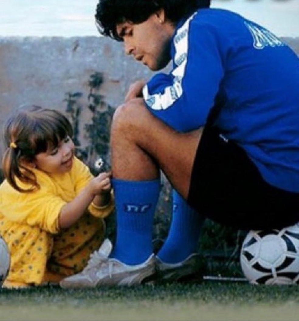 Maradona e filhas (Foto: Reprodução/Instagram) — Foto: Glamour