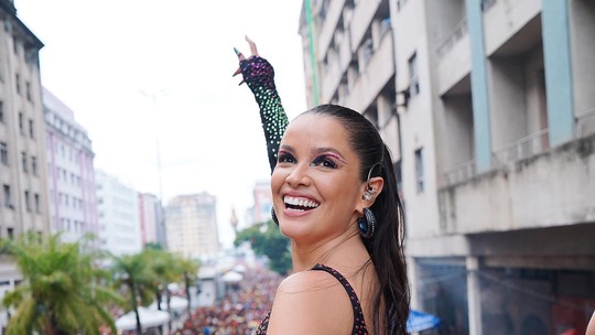 Juliette abre álbum de fotos do Galo da Madrugada em Recife