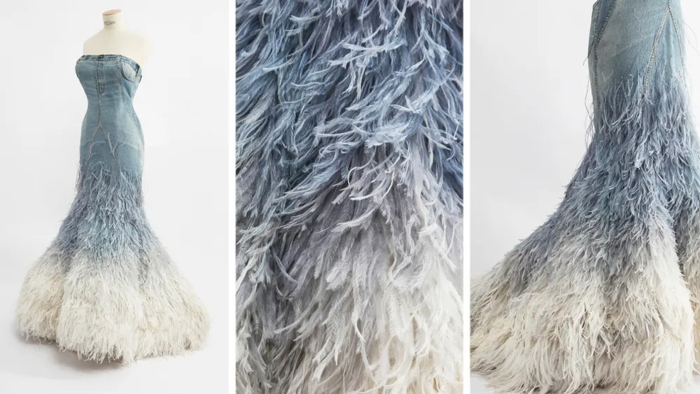 Detalhes do vestido jeans com barra de penas de avestruz de Jean Paul Gaultier — Foto: Reprodução