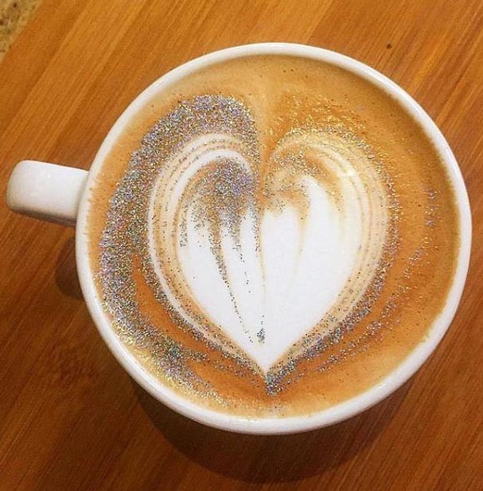 Café com glitter (Foto: Reprodução/Instagram) — Foto: Glamour