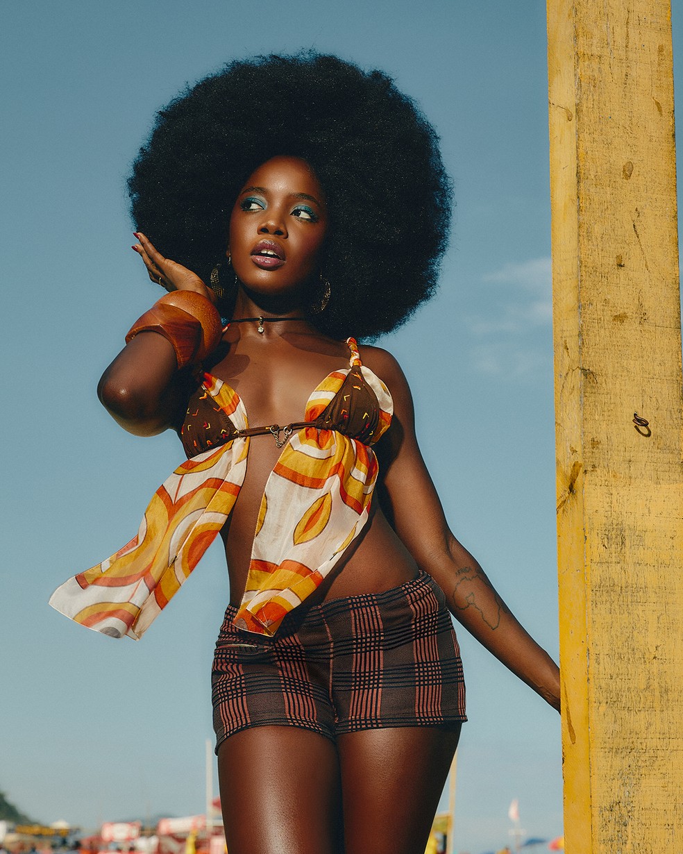 "Eu amo ter nascido em São Paulo. Gosto da cidade e de como as coisas funcionam lá. Mas minha alma é carioca", diz Clara — Foto: Bruna Sussekind