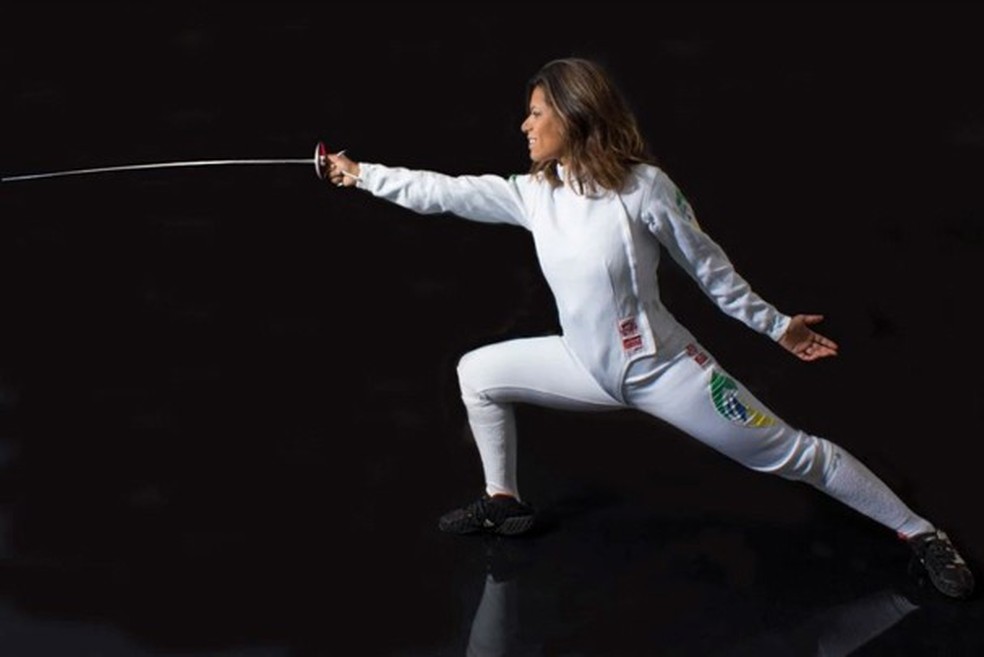 Brasileira troca a moda pela esgrima e se torna destaque mundial no esporte