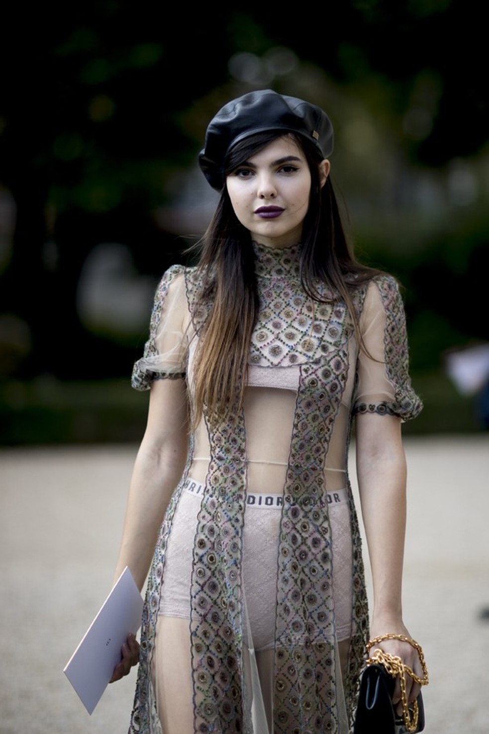 É interessante investir em tecidos com bordados, como o vestido da fashionista da foto (Foto: ImaxTree) — Foto: Glamour