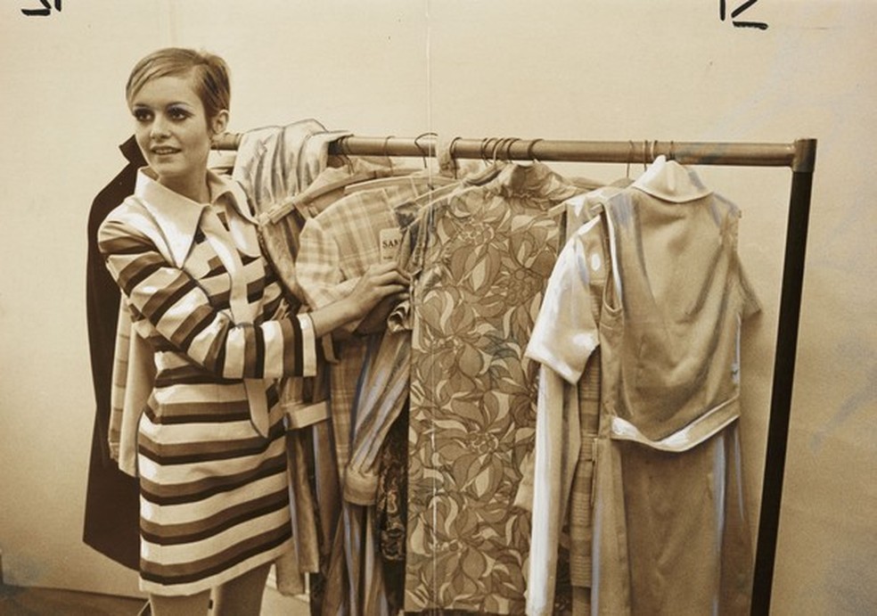 UNITED KINGDOM - JUNE 02:  Twiggy with rail of 'Twiggy Clothes', 1967. A photograph of Twiggy, real name Lesley Hornby (1949-), with a rail of 'Twiggy Clothes', taken by Tony Eyles for the Daily Herald newspaper on 16 February, 1967. Twiggy was discovered (Foto: SSPL via Getty Images) — Foto: Glamour