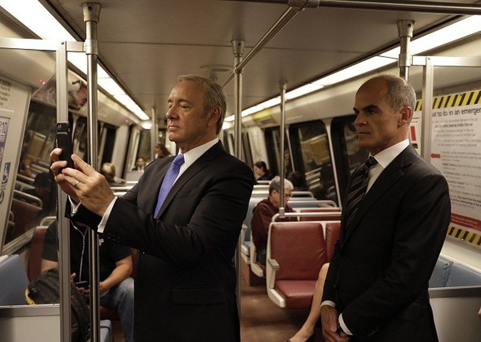 Frank e Doug no metrô? Sim! E é na 5ª temporada (Foto: Divulgação / Netflix) — Foto: Glamour