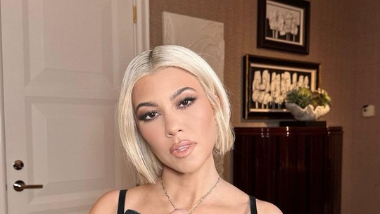 Kourtney Kardashian abandonou o cabelo loiro e voltou ao seu tom natural: 'morena para sempre'