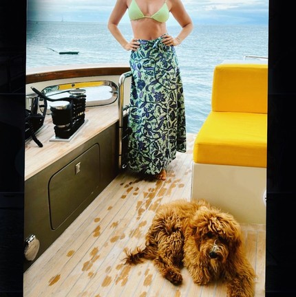 Angelica com Gringa, sua cachorra famosa na internet — Foto: Reprodução/Instagram