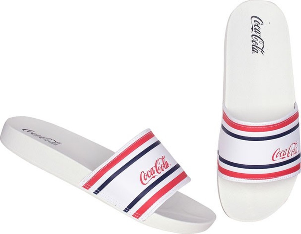 Chinelo slide Coca-Cola feito de EVA (Foto: Divulgação) — Foto: Glamour