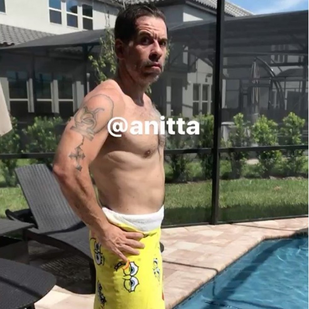Leandro Hassum dança Paradinha na beira da piscina