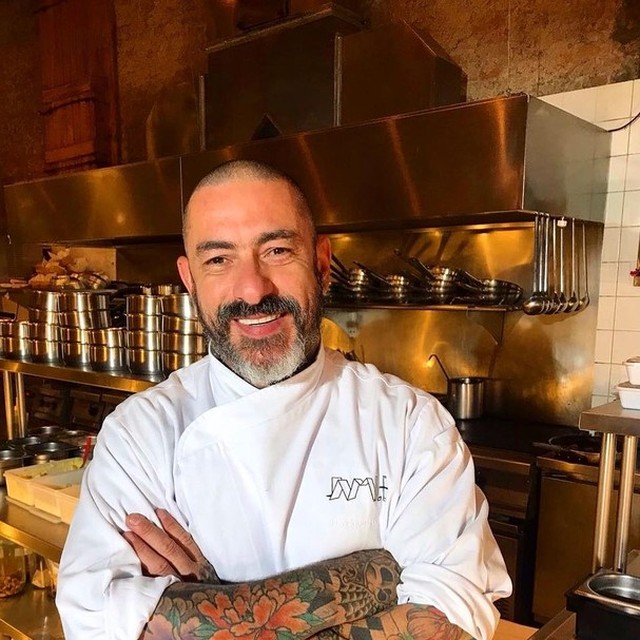 Chef de cozinha famoso por participar de reality surge irreconhecível ...