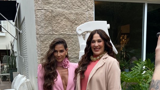 Claudia Raia e Deborah Secco dão 'match' e posam combinando em looks em rosa