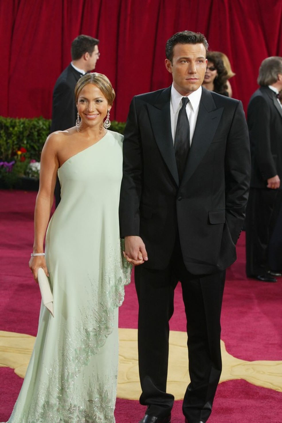 Os looks usados por Jennifer Lopez e Ben Affleck nos anos 2000 (Foto: Getty Images) — Foto: Glamour