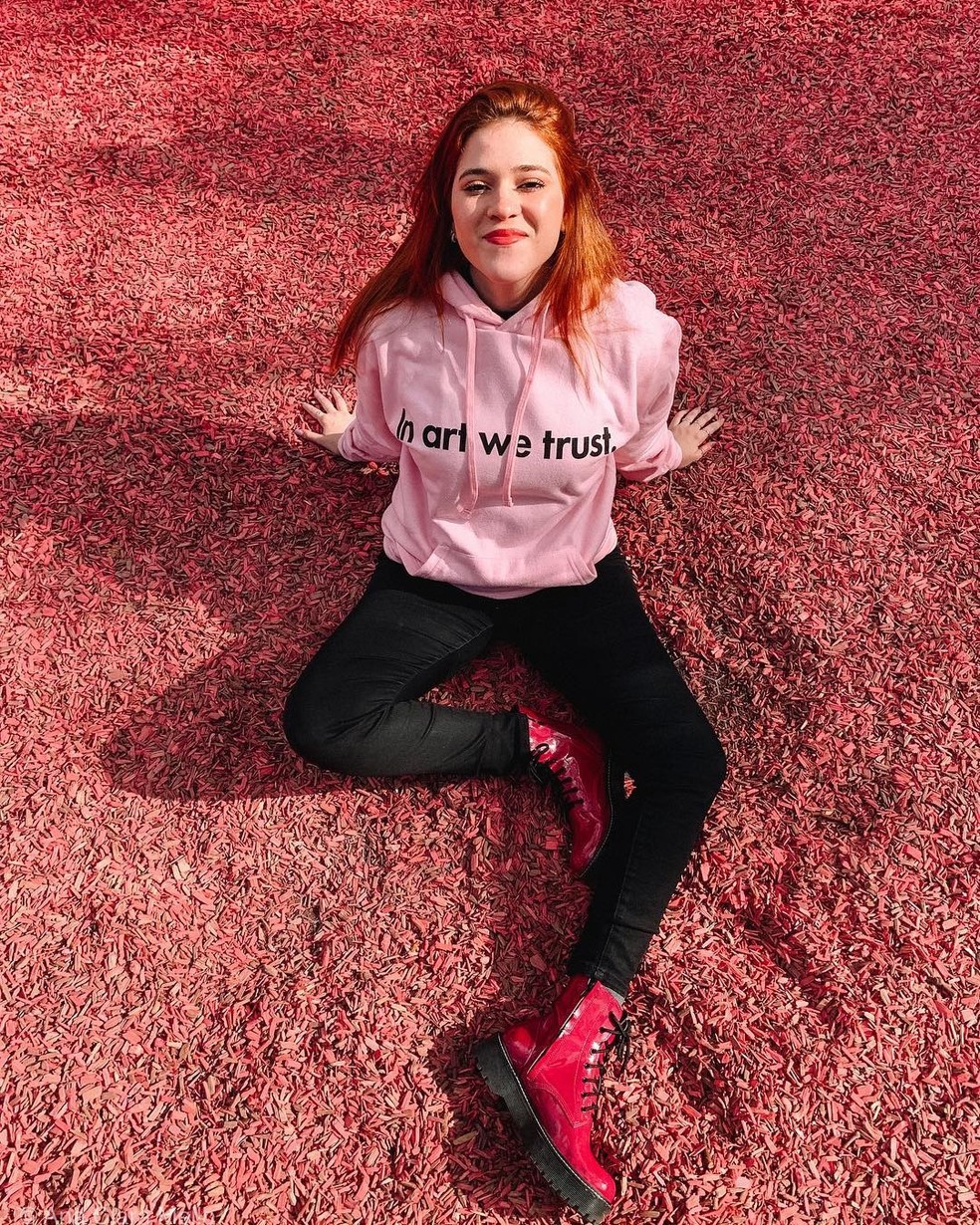 Ana Clara usa look all pink na Holanda e cita meme N o falem da