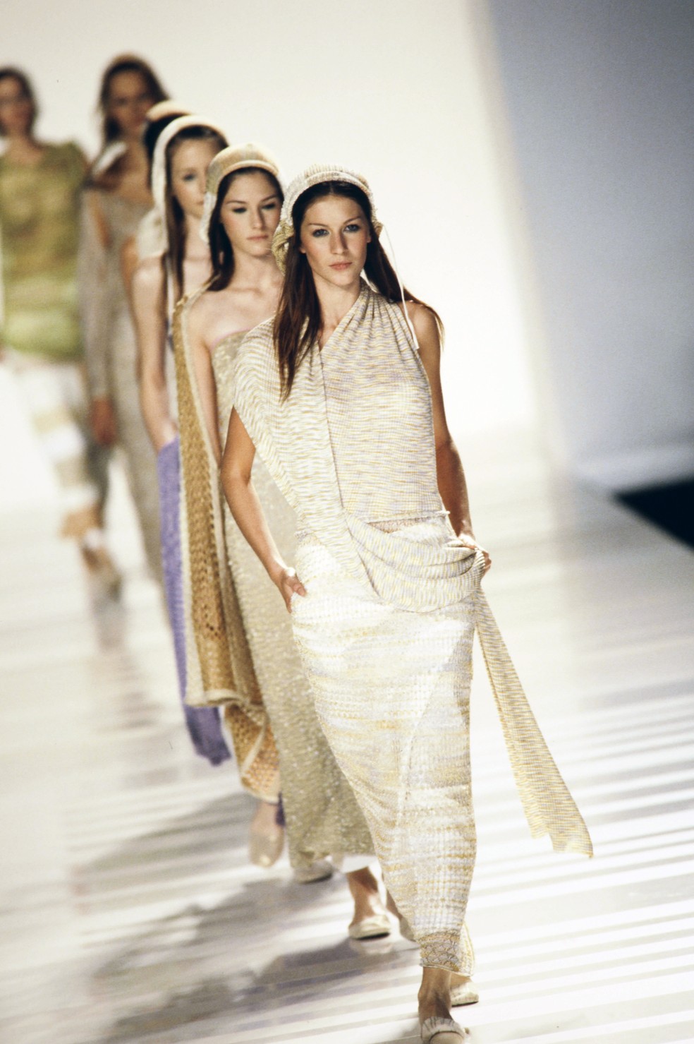 Gisele Bündchen puxando a fila final do desfile da Missoni em 1999 — Foto: Getty Images