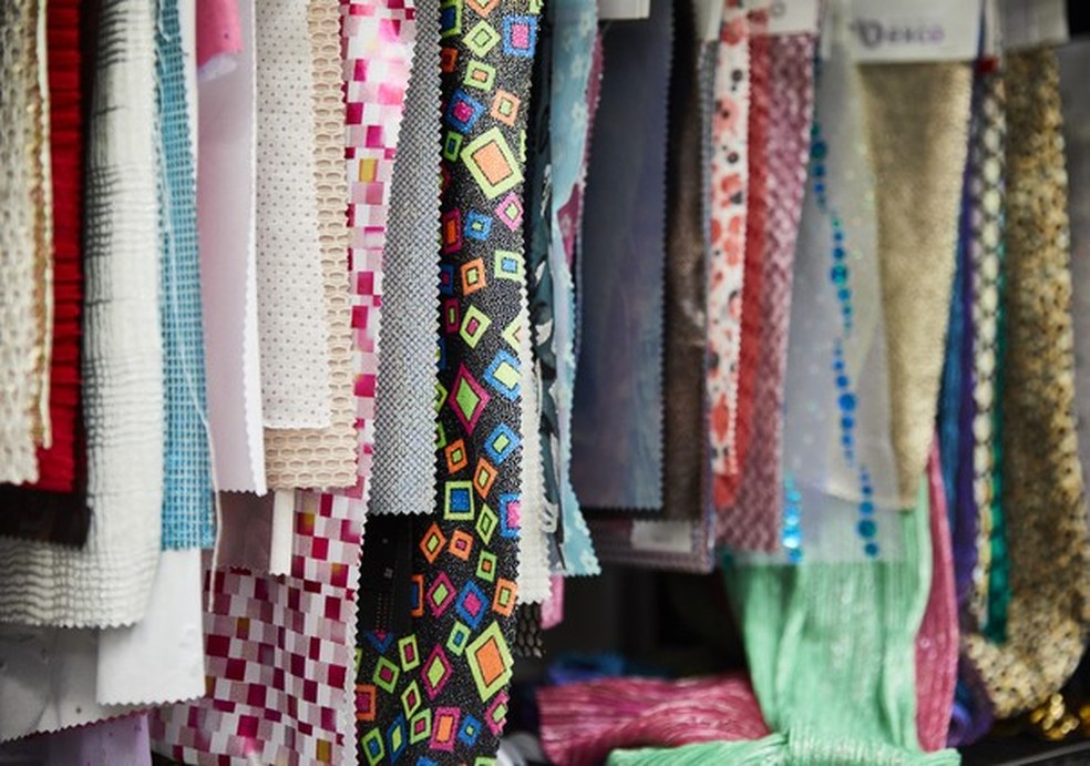 Há um acervo com amostras de tecidos mil (Foto: Teri Weber) — Foto: Glamour