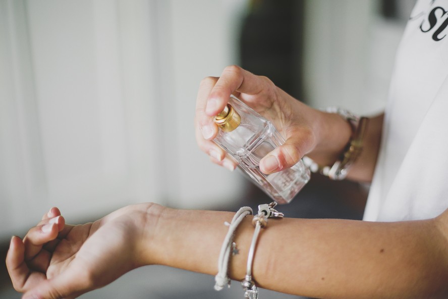 6 perfumes nacionais femininos que deixam rastro e fixam muito na pele