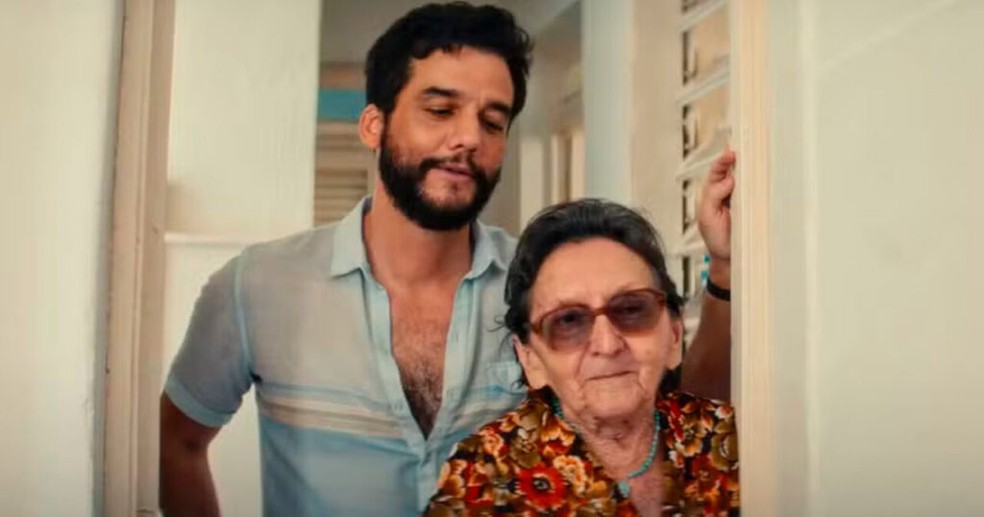 O Agente Secreto: a atriz Tânia Maria em cena como Dona Sebastiana — Foto: Divulgação