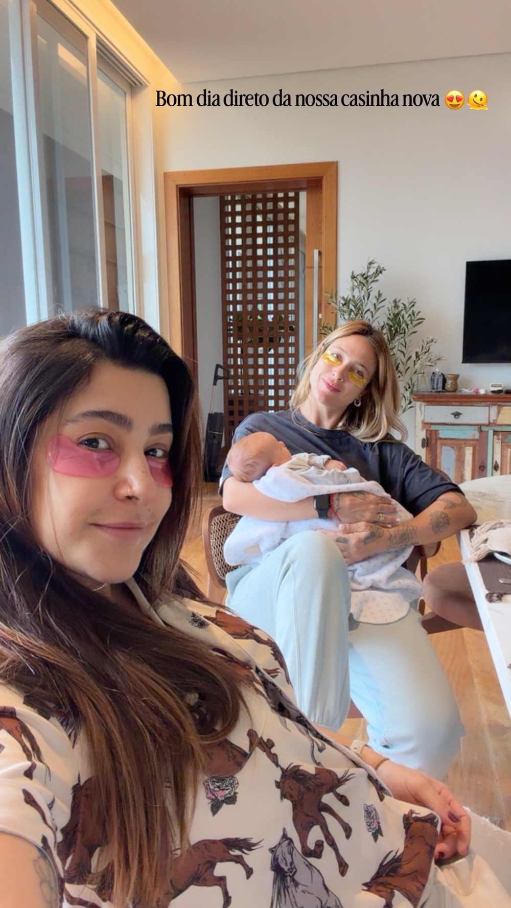Lauana Prado e Tati Dias celebram casa nova em foto com o bebê Dom