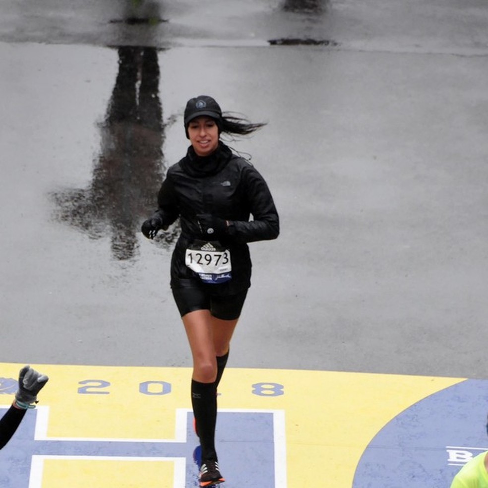 Nossa editora digital, Larissa Gargaro, cruzando a chegada da Maratona de Boston 2018 (Foto: Reprodução) — Foto: Glamour
