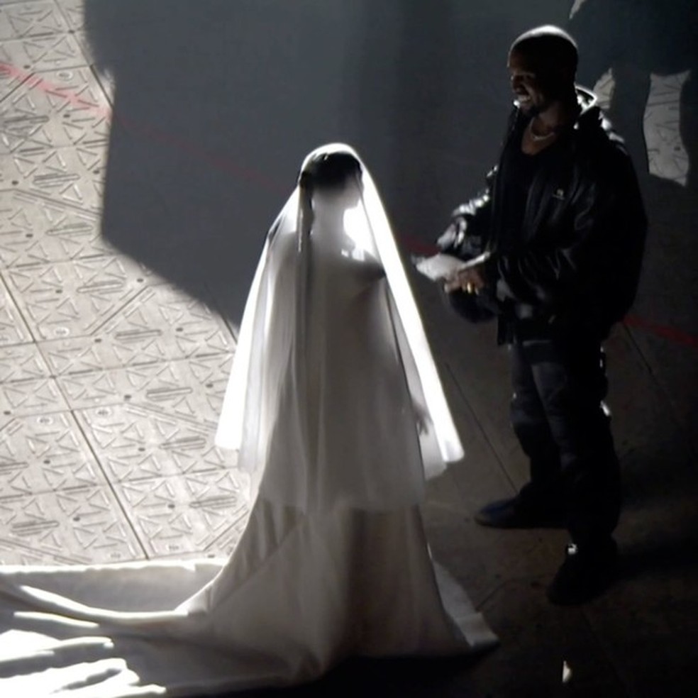 Kim Kardashian vestida de noiva na apresentação de Donda, novo álbum de Kanye West (Foto: Reprodução / Twitter) — Foto: Glamour