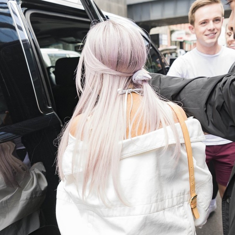 Ariana Grande aposta nos cabelos lavanda (Foto: Backgrid) — Foto: Glamour
