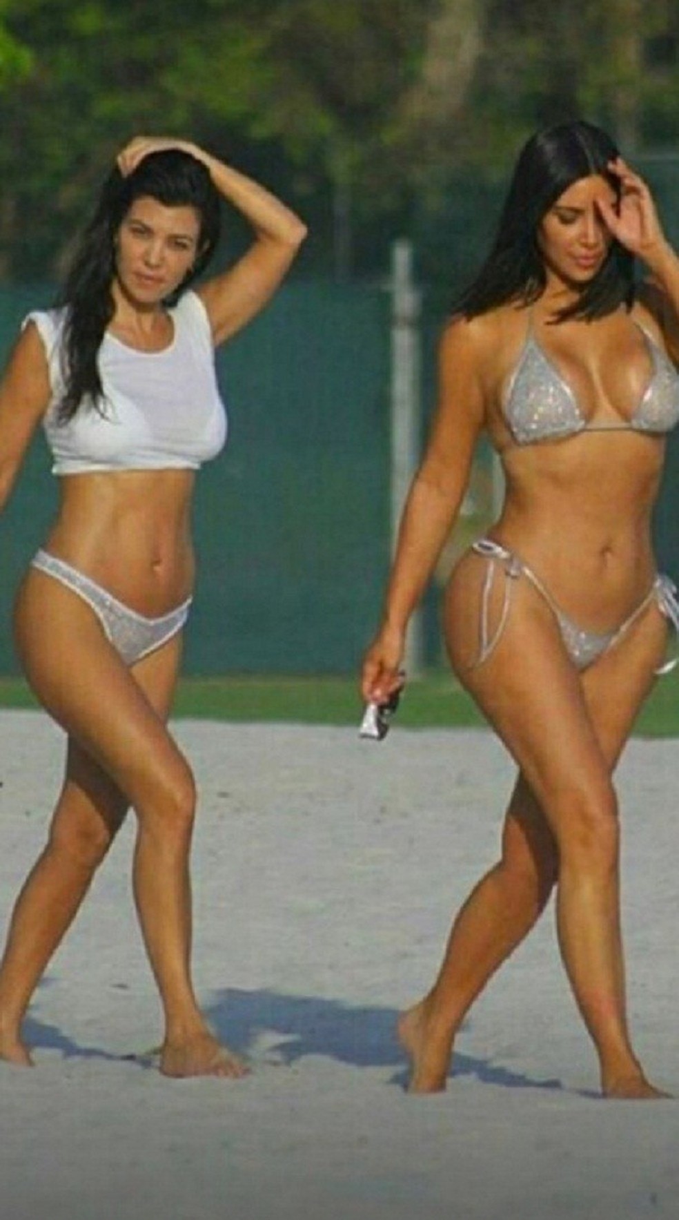 Kourtney e Kim Kardashian (Foto: Instagram/Reprodução) — Foto: Glamour