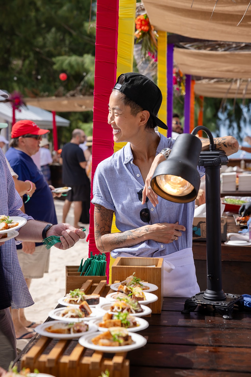Chef Kristen Kish servindo pratos no Beach Bash, evento em Rum Point — Foto: Divulgação