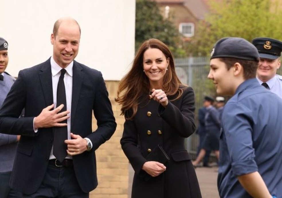 Kate Middleton homenageia rainha Elizabeth com brincos usados por ela no Jubileu de Prata (Foto: Reprodução Instagram) — Foto: Glamour