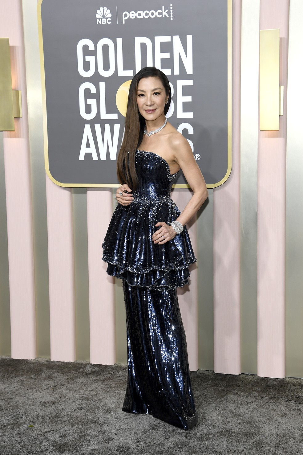  Michelle Yeoh veste Armani Privé — Foto: Getty Images