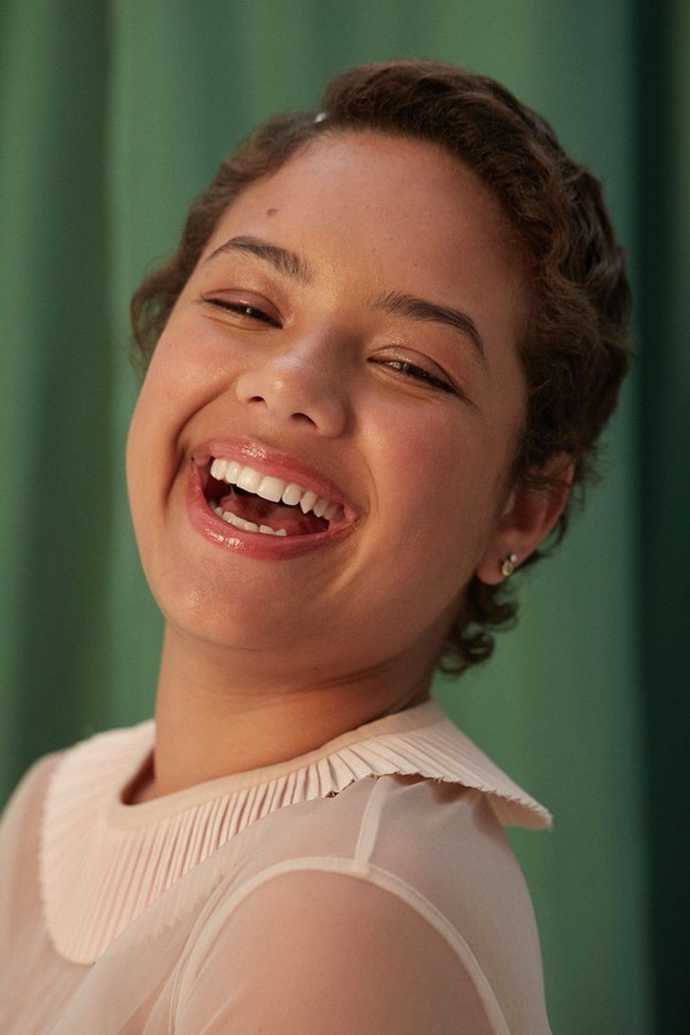 A estudante Larissa Carvalho usa blusa Neriage e brincos Beatriz Werebe (Foto: Takeuchiss. Beleza: Jake Falchi) — Foto: Glamour
