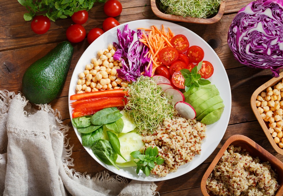 Estudo sugere que mudança na alimentação pode acrescentar 13 anos de vida, sabia? — Foto: Getty Images