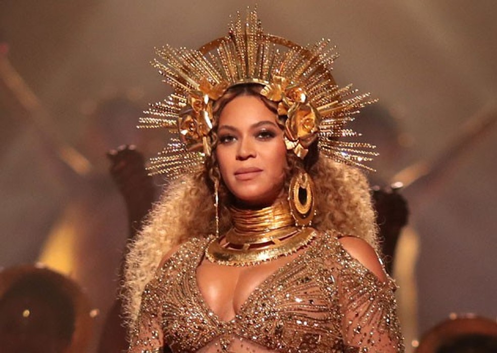 Make da Beyoncé no Grammy contou com duas camadas de iluminador e duo de batons nude e chocolate (Foto: Christopher Polk / Getty Images) — Foto: Glamour