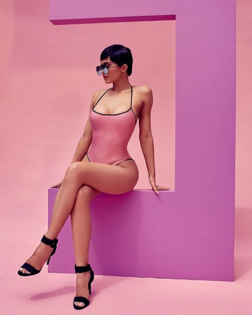 Kylie Jenner lança coleção de óculos escuros (Foto: Divulgação) — Foto: Glamour