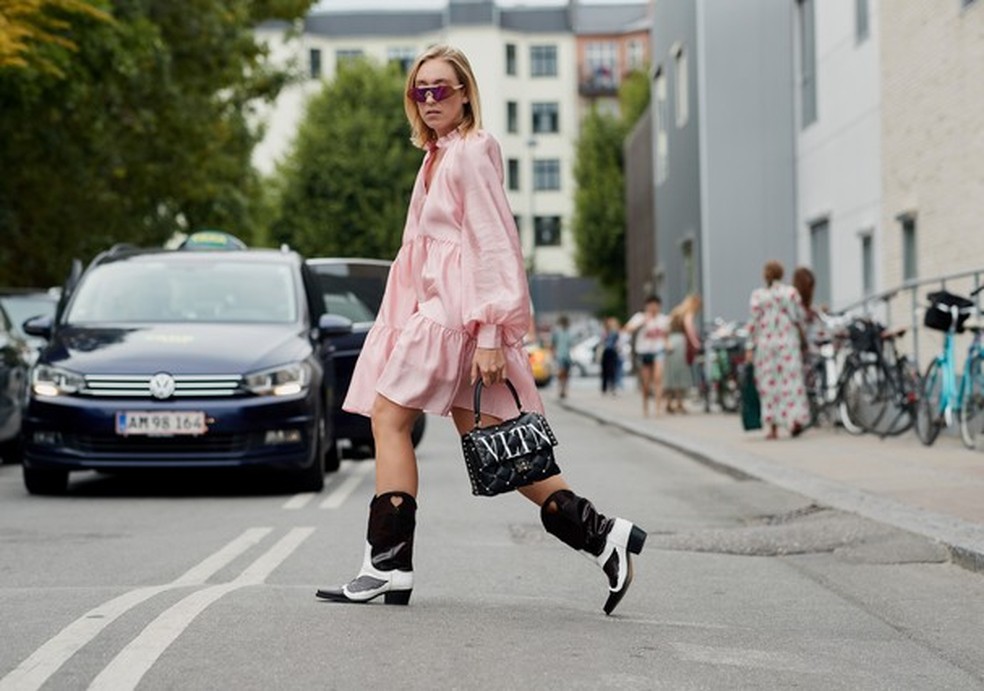 É bolsa ou é pasta? (Foto: Imaxtree) — Foto: Glamour