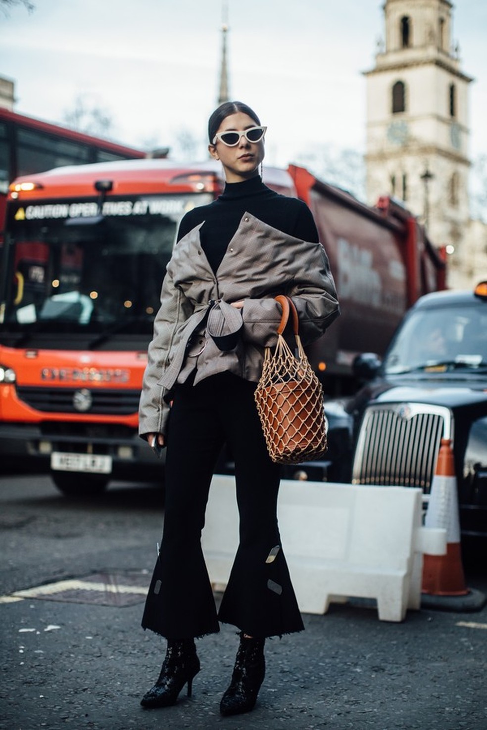 A modelo Angela Peruffo apostou em duas trends de uma vez só: a bucket bag comprida e com redes (Foto: IMAXTREE) — Foto: Glamour