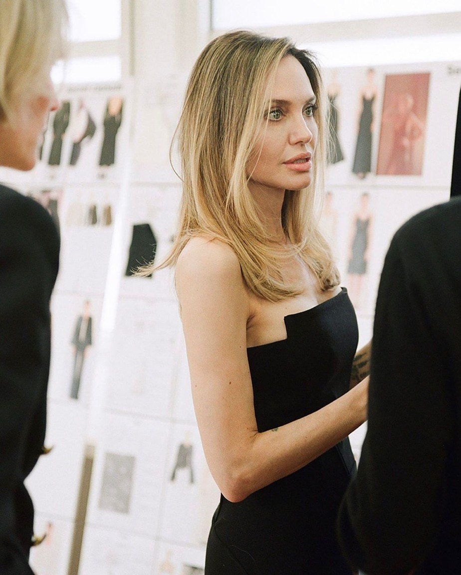 Angelina Jolie surpreende e surge loiríssima em bastidores do