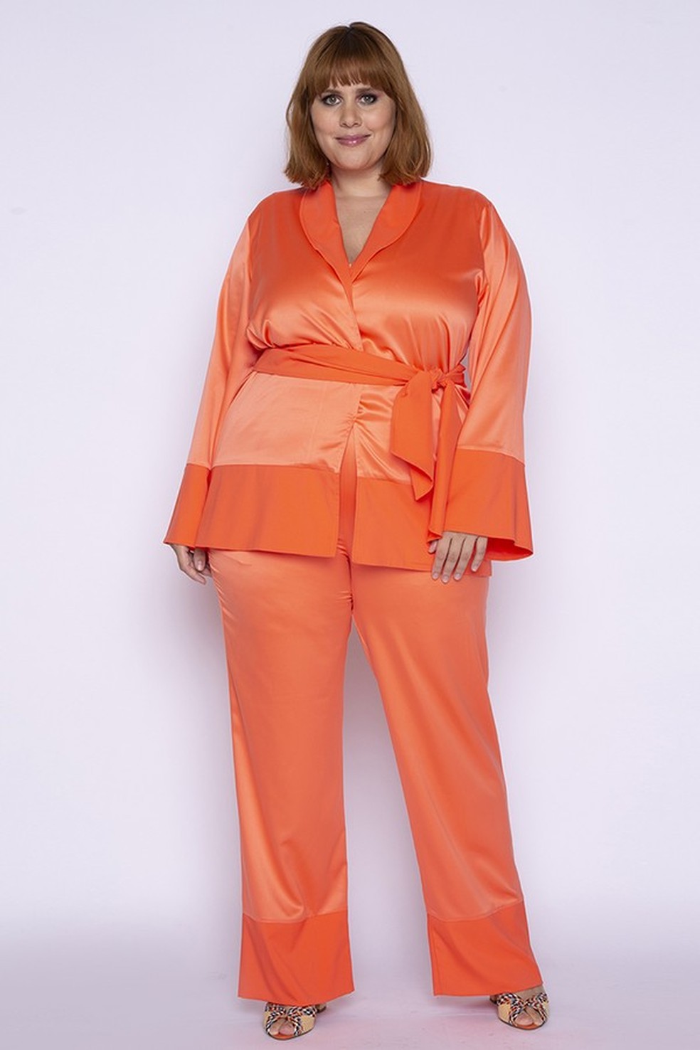 Conjunto de cetim laranja estiloso e confortável da T_Jama (R$ 380 no site da marca) (Foto: Divulgação/T_Jama) — Foto: Glamour