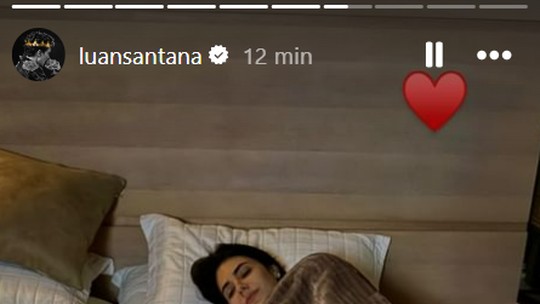 Luan Santana se derrete por Jade Magalhães deitada na cama