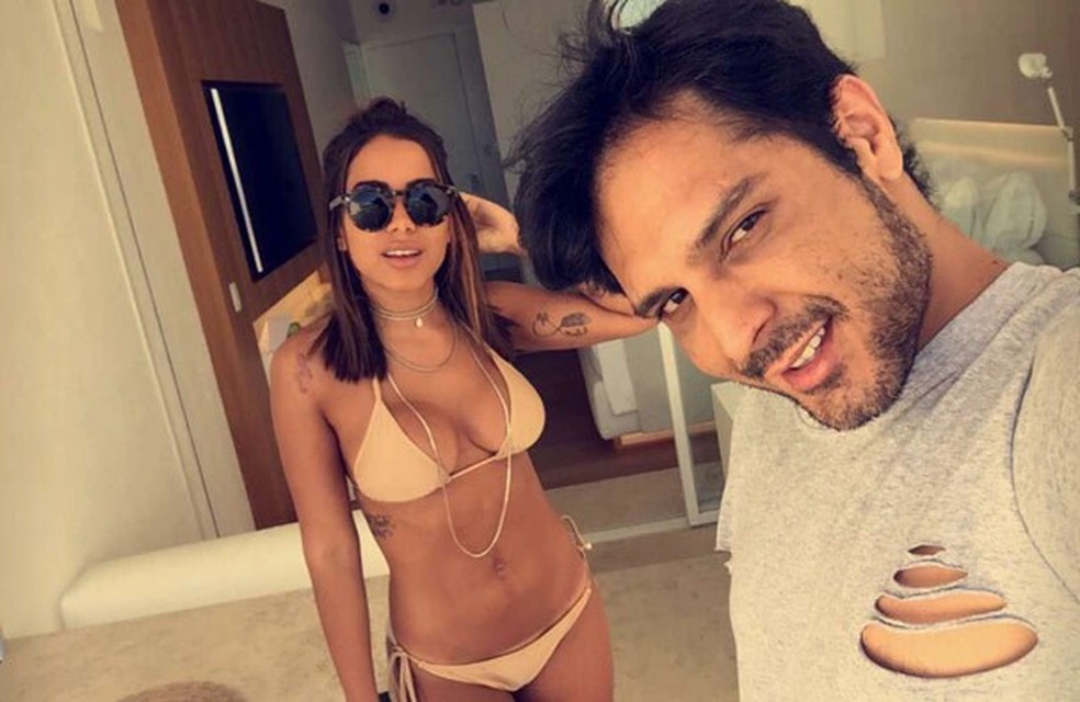 Anitta e Renner tiram selfie no quarto antes de curtir a praia (Foto: Reprodução Instagram) — Foto: Glamour