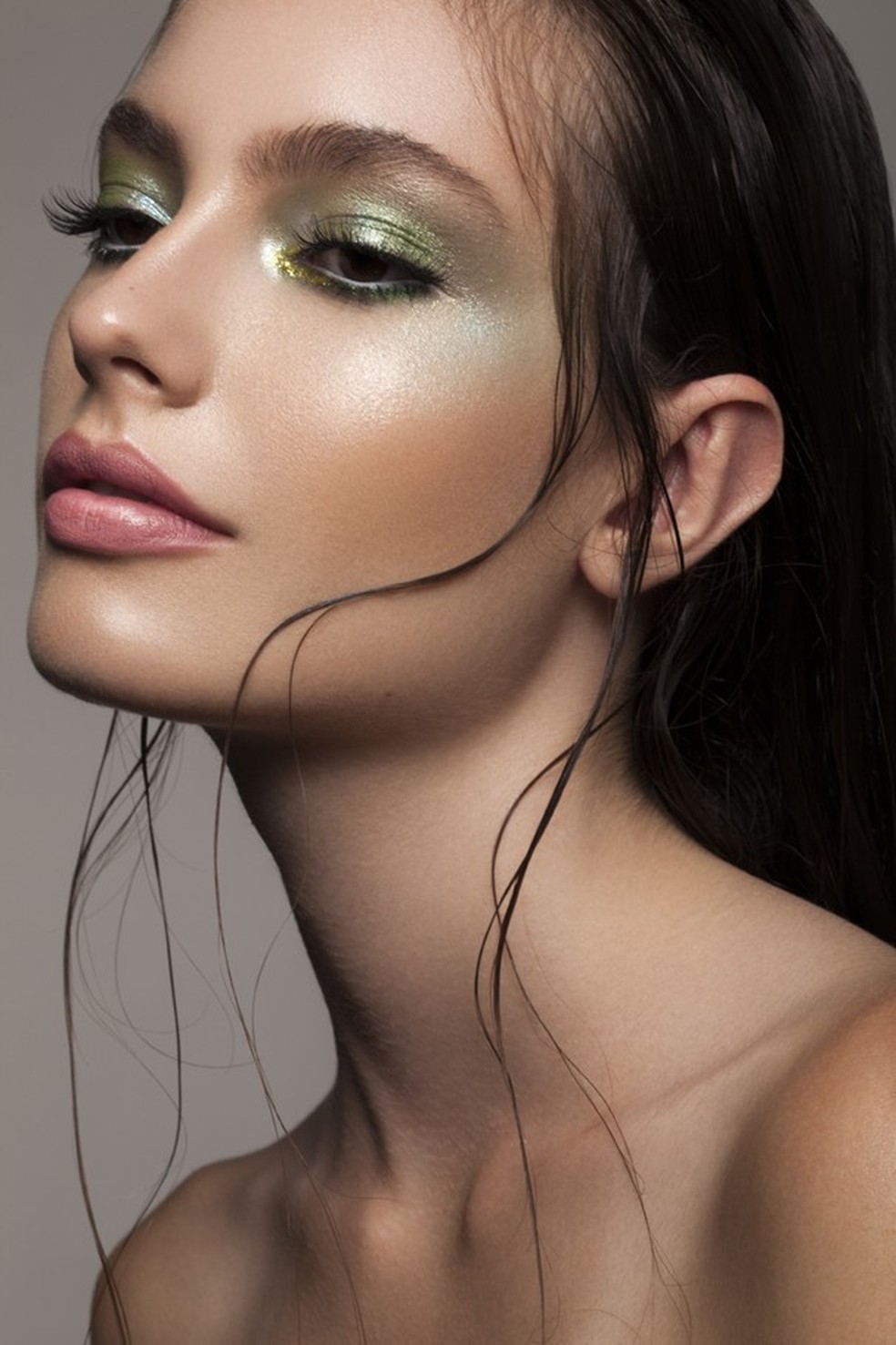 Verde greenery: Como usar a cor do ano na maquiagem (Foto: Andrea Dematte) — Foto: Glamour