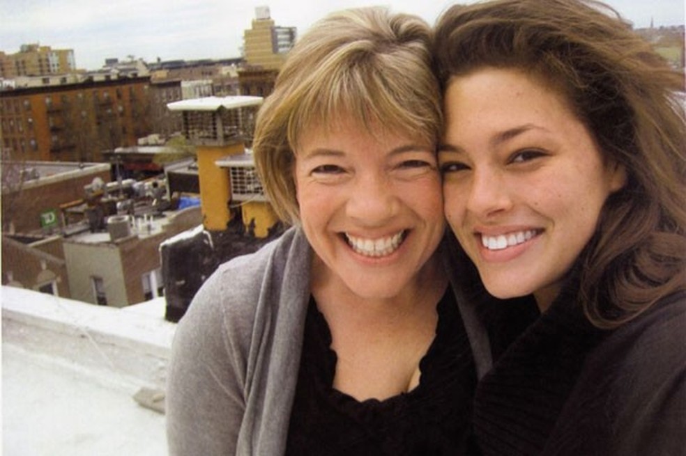 Ashley Graham fala sobre bullying e racismo em livro de memórias