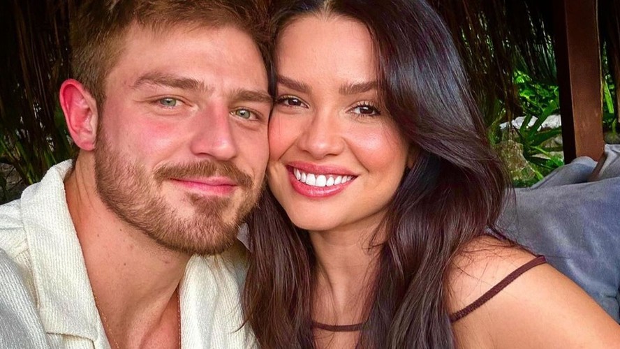 Juliette surge em clima de romance com o namorado em Fernando de Noronha